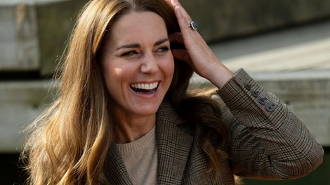Kate Middleton je javnost ŠOKIRALA z najkrajšim krilom v zgodovini kraljevega dvora