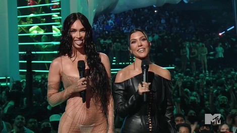 Veš tiste noro VROČE fotke Megan Fox in Kourtney Kardashian? Znani Slovenki sta posneli IDENTIČNE🔥
