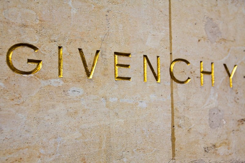 Je to MODNI KIKS desetletja? Nad tole Givenchy ogrlico se zgražajo VSI (poglej, zakaj!) (foto: Profimedia)
