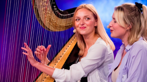 Pravljični dekleti s harfo (SIT) sta v resnici SESTRA in DEKLE tega znanega Slovenca 😍