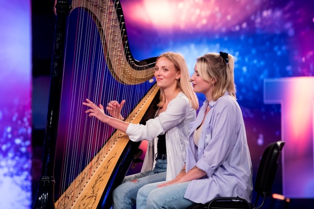 ... Julija igra harfo že od svojega 11. leta? 🙊 Ta instrument tudi poučuje, zdaj pa je v odgovoru sledilki …