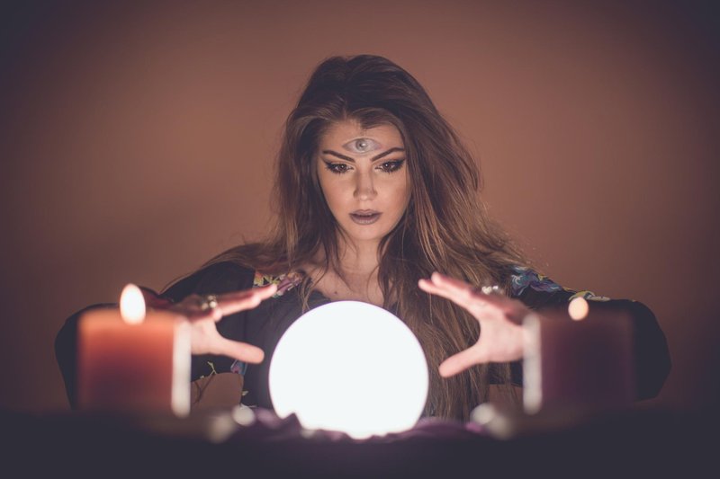 Young attractive girl with magic crystal ball prophesies fate (foto: Vladimir Simovic Getty Images/Istockphoto)