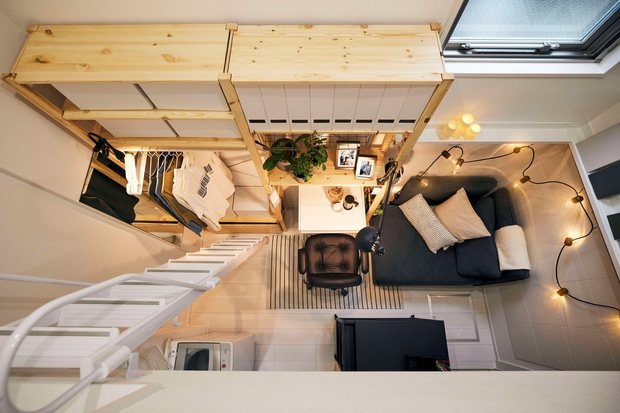 Gre za majceno stanovanje, natančneje veliko 10 kvadratnih metrov, a IKEA je vsak kvadratni centimeter v svojem slogu dodobra izkoristila. …