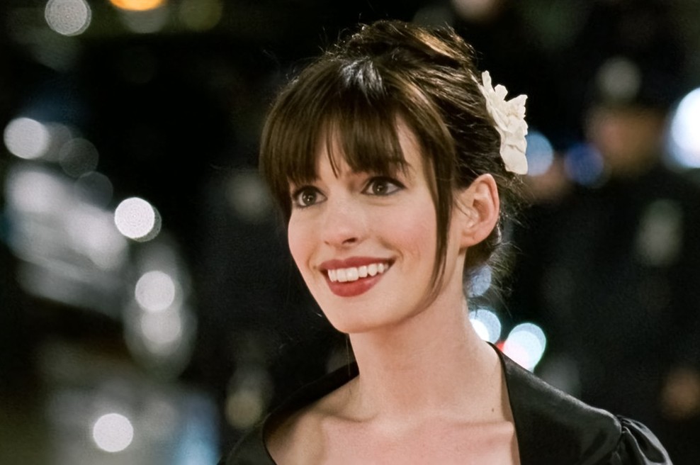 Vsi so mislili, da je šla "pod nož," a nato je Anne Hathaway razkrila preprost trik, ki z obraza kar zbriše leta (foto: Profimedia)