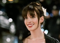 Vsi so mislili, da je šla "pod nož," a nato je Anne Hathaway razkrila preprost trik, ki z obraza kar zbriše leta