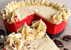 (Recept) To je 'rdeč žameten' cheesecake brez peke, enostaven za pripravo in čisto vedno uspe