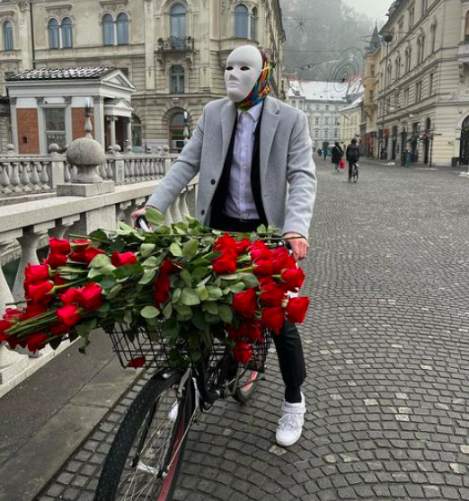 Pred časom se je na veliko ugibalo, kdo je sanjski moški, ki je v centru Ljubljane naključnim obiskovalkam delil rdeče …