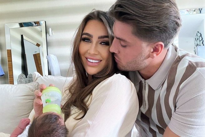 par z dojenčkom v naročju