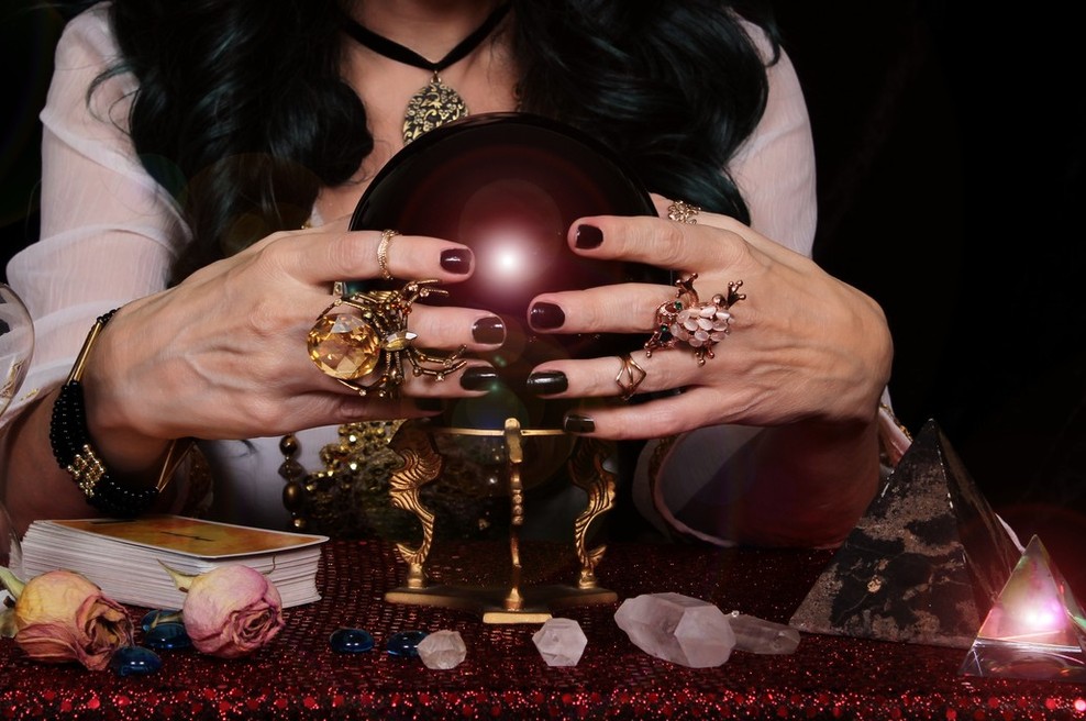 Astrologinja, ki je v 2020 pravilno napovedala svetovno krizo, razkriva, kaj nas čaka v 2024 (foto: Profimedia)