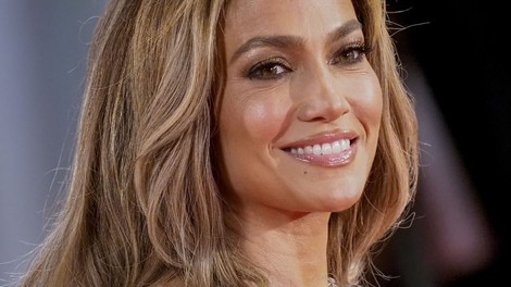 Jennifer Lopez nosila popolno pomladno obleko iz džinsa, ki jo bodo oboževale vse ženske nad 50 let