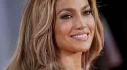 Jennifer Lopez nosila čisto HUDE oprijete kavbojke (s prav posebnim detajlom, ki spremeni vse)