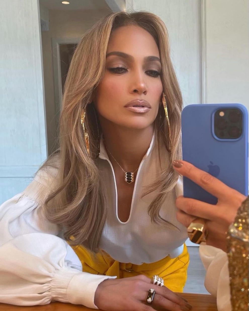 Superzvezdnica Jennifer Lopez nam je že zdavnaj dala vedeti, da obožuje kavbojke. Ne glede na to, ali gre za hlače …