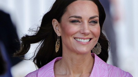 Poglej obleko Kate Middleton, za katero je potrebno odšteti kar povprečno slovensko plačo (je vredna?)