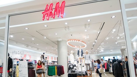 TRIK modne urednice: Tako boš v H&M našla premium kose, ki jih nosijo zvezdnice