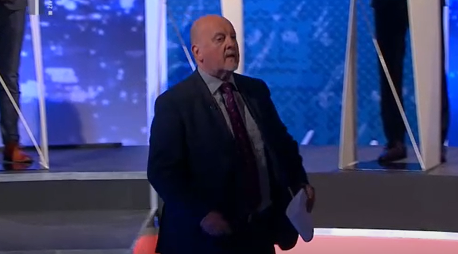 To je Zmagu Jelinčiču po včerajšnjem padcu v studiu RTV poslala hčerka (nasmejala se boš!) (foto: Printscreen RTV SLO)