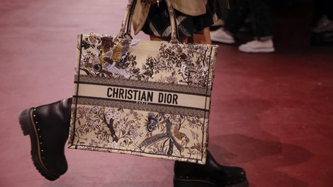 Cosmo stilistka je našla POPOLN način, kako TO famozno DIOR torbo dobiš 3000 evrov ceneje