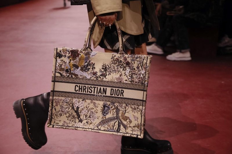 Cosmo stilistka je našla POPOLN način, kako TO famozno DIOR torbo dobiš 3000 evrov ceneje (foto: Profimedia)