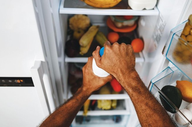 Ali mleko hraniš v vratih hladilnika? Joj, tega raje ne počni več (razlog NI samo v tem, da se prej pokvari)