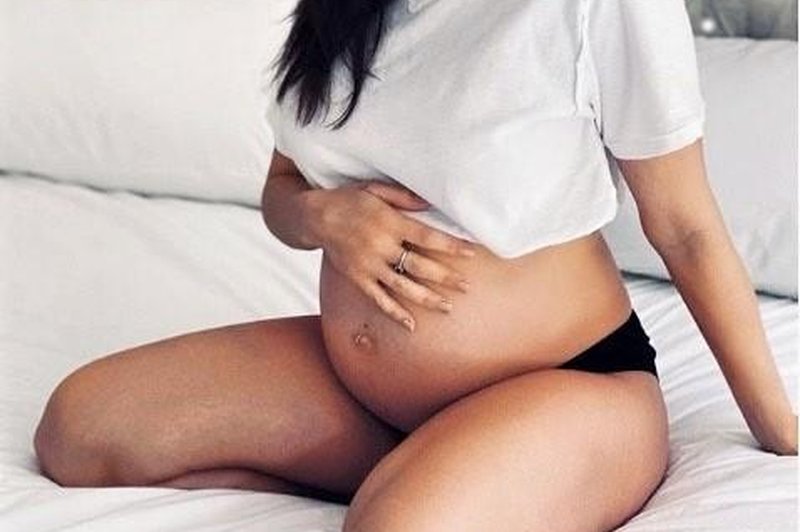 Znana Slovenka objavila NEOBIČAJNO nosečniško fotko in splet je čiiiisto PONOREL (foto: Profimedia)