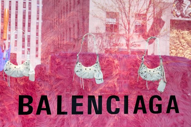 Balenciaga predstavila NOV izdelek za 1700 evrov, svet pa v SMEH (poglej, zakaj) (foto: Profimedia)