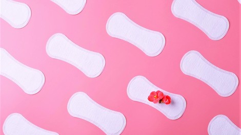 Strokovnjakinja razkriva, kako menstruacijo preživeti med vročinskim valom (7 prijemov, ki olajšajo tiste dni v mesecu)