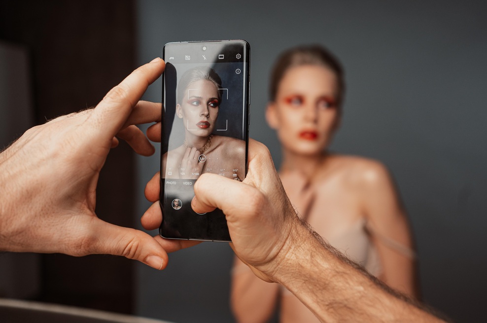 Kako preprečiti, da baterija tvojega TELEFONA ne 'crkne' sredi napetega klepeta? (foto: Huawei)