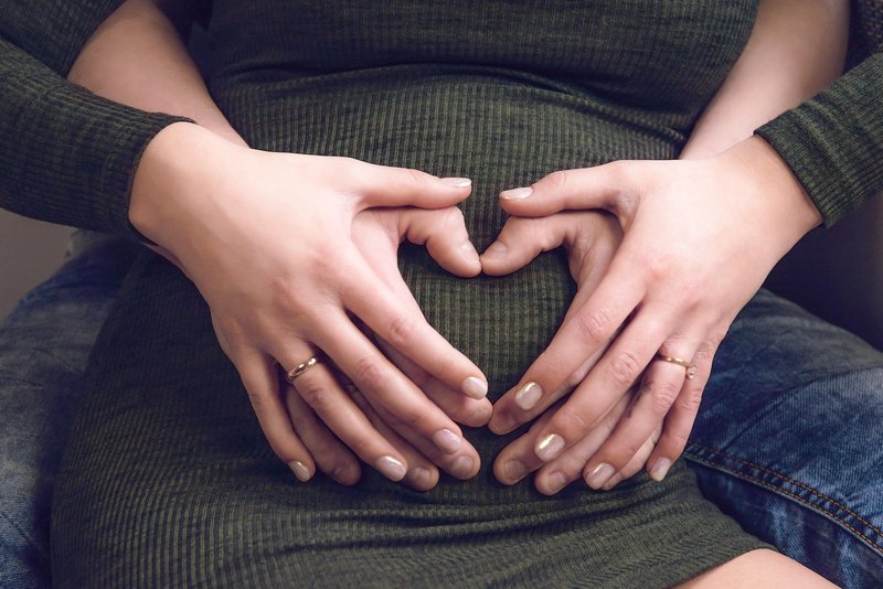 Kakšno presenečenje! Ta znan slovenski parček sporočil, da je na poti drugi otrok 🍼 (foto: Profimedia)