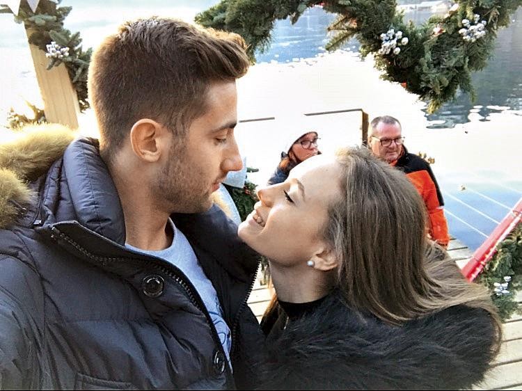 Andraž Šporar je na filmski način namreč zaročil svojo izbranko Mio, ki je veselo novico delila na Instagramu. Delila je …
