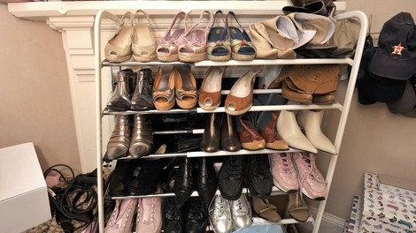 TRIK: Samo to 1 stvar naredi, pa boš na stojalo na čevlje lahko spravila kar 2x več obutve