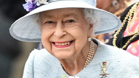 Ne spreglej ZADNJEGA uradnega portreta kraljice Elizabete II. (in si jo za vedno zapomni tako nasmejano) 😍