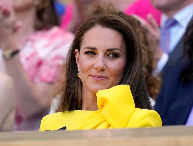 Ko si je ogledala dvoboj Ons Jabeur in Jelene Rybakine v ženskem finalu, je vojvodinja nosila sončno rumeno obleko znamke …