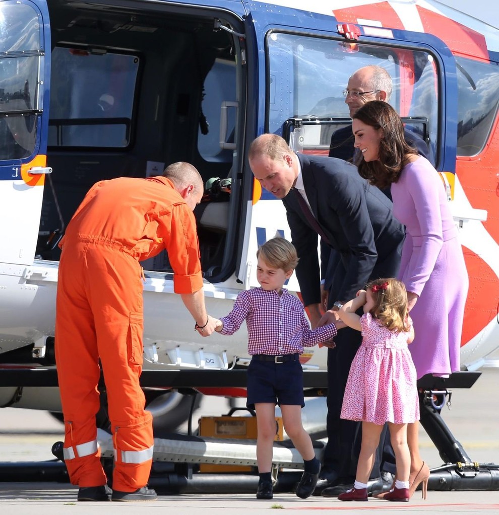 Znano je, da se je kraljevi par večkrat posluževal helikopterja za prevoz do določenih lokacij. Kaj kmalu jima je kraljica …