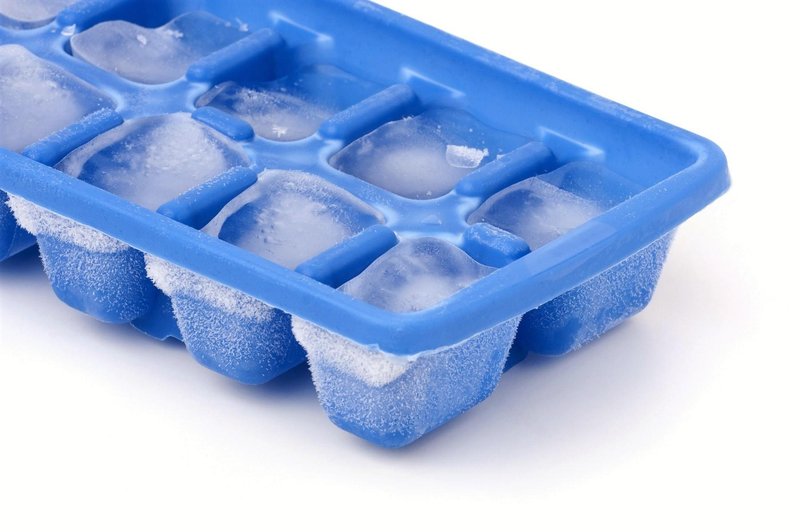 Tako boš svoj pladenjček za led napolnila BREZ POLIVANJA (aleluja!) (foto: Profimedia)