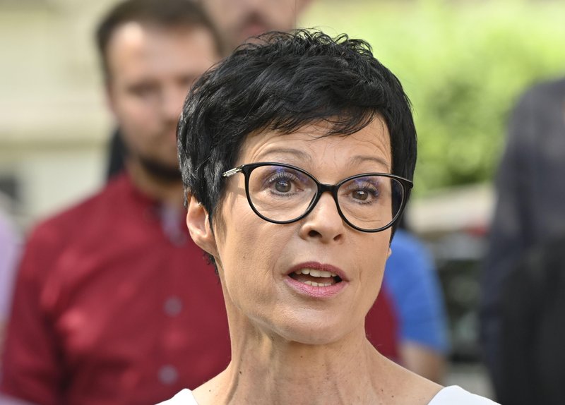 Po odstopu od kandidature, se je Marta Kos odselila iz Slovenije (preveri KAM in ZAKAJ)