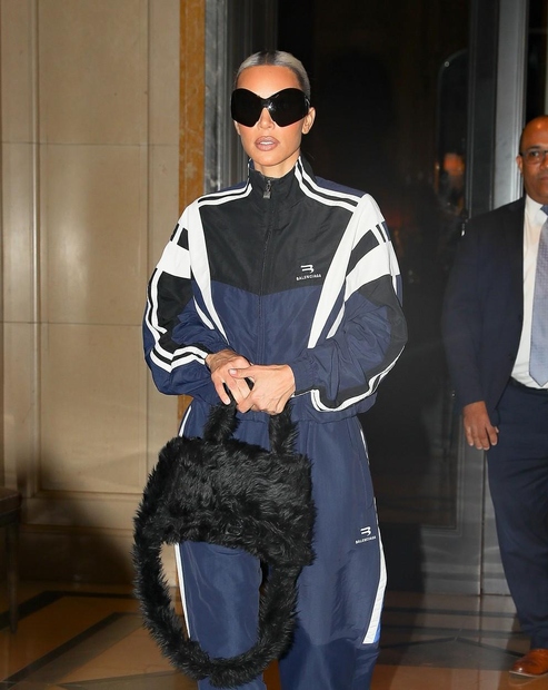 Široka modro-črna trenirka Kim Kardashian je iz trenutne Balenciaginve kolekcije moških oblačil. Njen izlet v moška oblačila je povsem smiseln, …