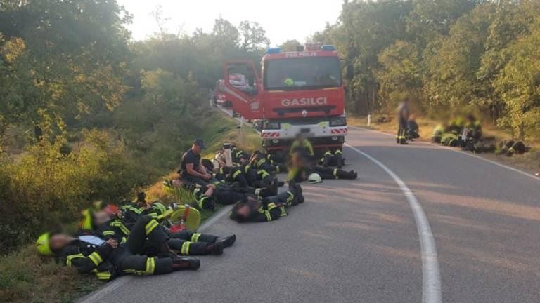 Razkrivamo, kakšna je PLAČA poklicnih gasilcev (aka junakov), ki v teh dneh rešujejo Kras (foto: FB Gasilska enota Ribnica)