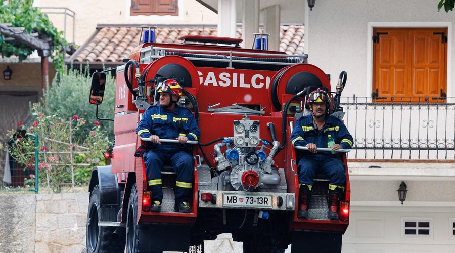 Znova EVAKUIRAJO: "Zaslišale so se tri eksplozije, ogenj se je razširil na drugo stran hriba" (foto: Profimedia)