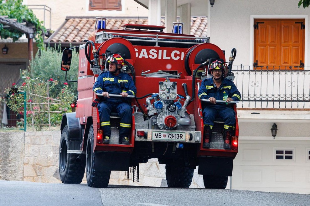 Ogenj na Krasu počasi izgublja svojo moč, se je pa zato v medijih vnela debata o tem, v čigavih rokah …