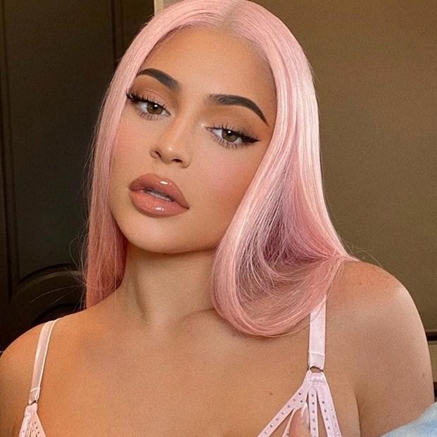 Kylie Jenner je ena tistih, ki je pravtako nosila najljubšo barvo Cosmo deklet! Kaj pa ti misliš o roza laseh? …