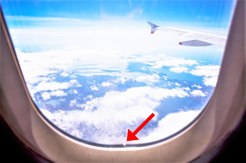 Si v letalskem oknu kdaj opazila to LUKNJICO? Temu v resnici SLUŽI (foto: Profimedia)