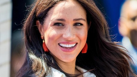 Ta laneni komplet je vse, kar potrebuješ: Meghan Markle ve, kako se poleti obleči za formalne priložnosti