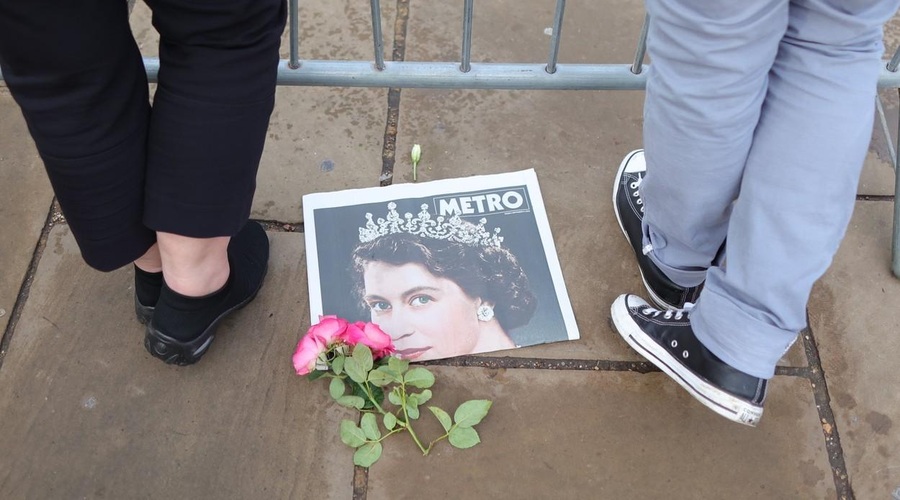 Lara Begič za Cosmo v živo iz Londona: Poglej si zadnje fotke izpred Buckinghamske palače (foto: Profimedia)