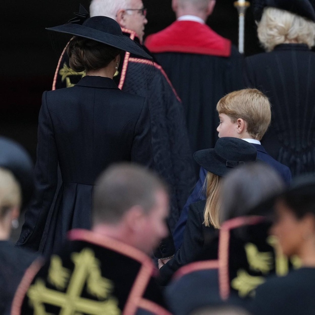S tem posebnim detajlom se je kraljici poklonila Kate Middleton (in prav imaš, videla si ga že) (foto: Profimedia)