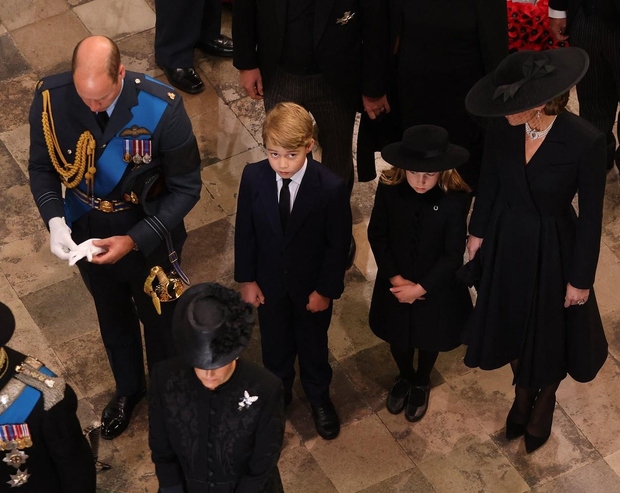 Pogrebne slovesnosti sta se udeležila tudi princ George in princesa Charlotte, najmlajši sin Louis se obreda ni udeležil. Po kraljevem …