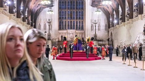 Angležinja zgroženo: "Med čakanjem na slovo od kraljice je mladenič ženskam počel TO"