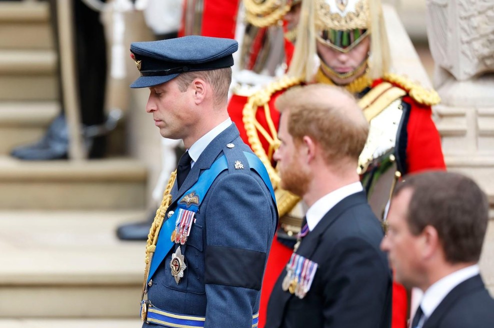 Bralka z ustnic razkrila BESEDE, ki sta si jih na pogrebu izmenjala William in Harry (foto: Profimedia)