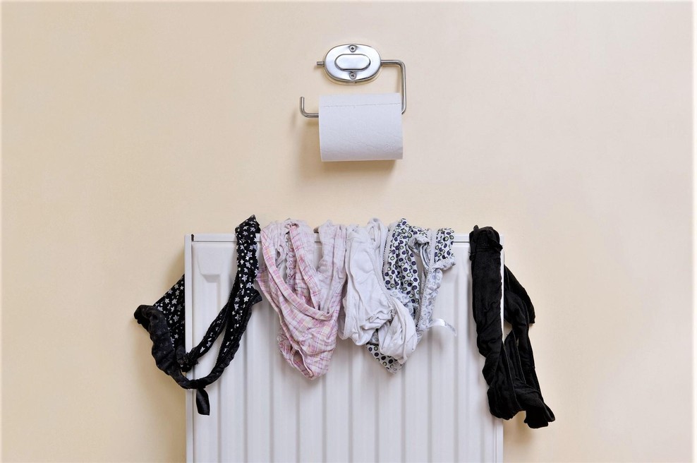 Tudi ti pozimi perilo sušiš na radiatorju? Napaka! Sušiti bi ga morala v TEM prostoru 🤯 (foto: Profimedia)