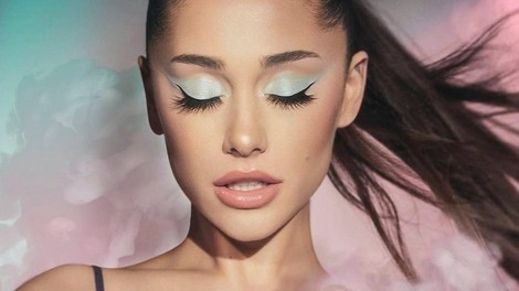 Ariana Grande KONČNO razkrila skrivnost do njenega POPOLNEGA eyelinerja (kako preprosto)
