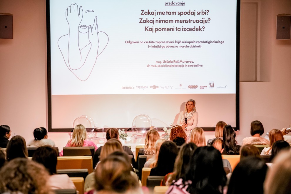 Cosmo konferenco je s prvim predavanjem otvorila mag. Uršula Reš Muravec s predavanjem 'Zakaj me tam spodaj srbi? Zakaj nimam …