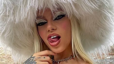 Slovenska glasbenica premika meje, zdaj v igri za nagrado, ki jo je osvojila tudi Dua Lipa